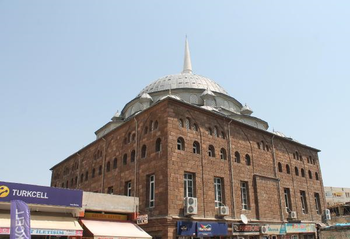 Görevli İftara Gitti, Caminin Halıları Çalındı