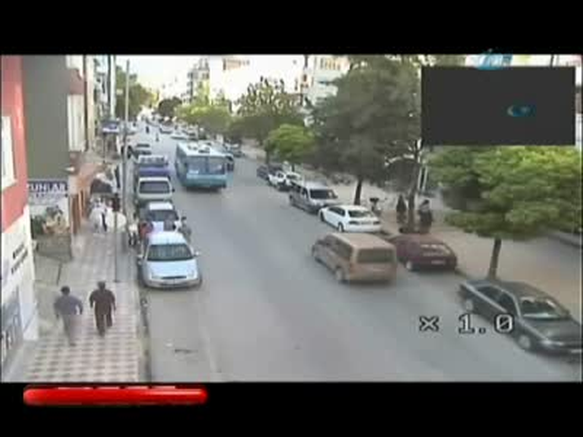 Halk otobüsüne kafa attı