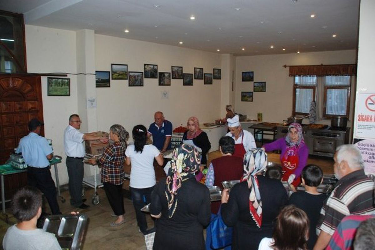 Hayırseverlerden Her Akşam 400 Kişilik İftar Yemeği