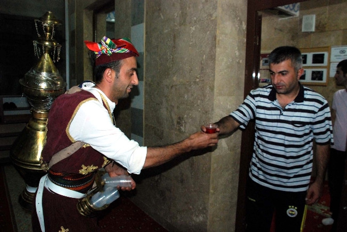 Her Gece Farkı Camide Osmanlı Şerbeti Dağıtılıyor