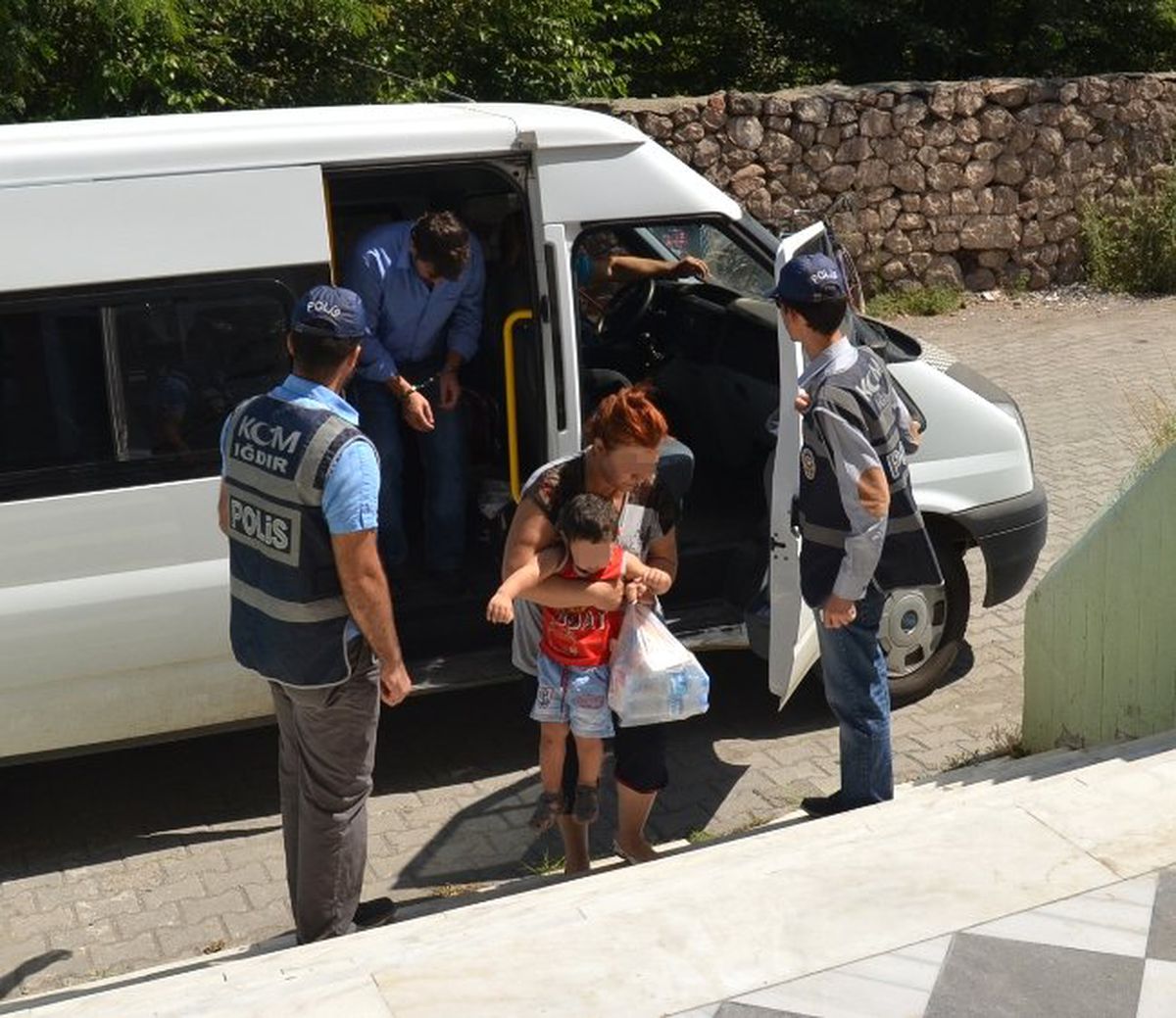 Iğdır\'da Göçmen Kaçakçılığı Operasyonu: 62 Gözaltı