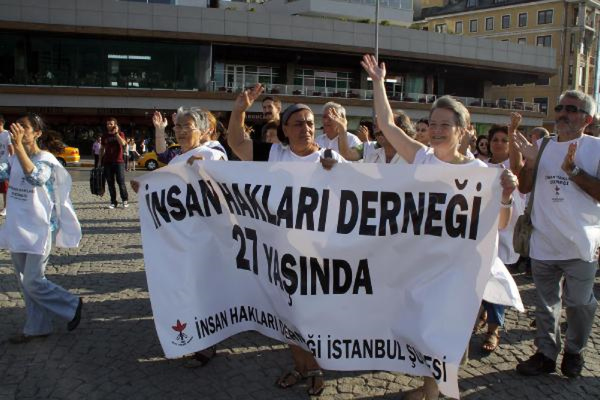 İHD 27\'nci Kuruluş Yıldönümünü Taksim\'de Kutladı