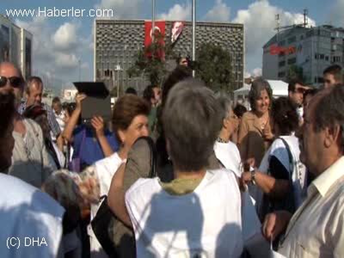 İHD 27. Yıldönümünü Taksim Meydanı\'nda Kutladı
