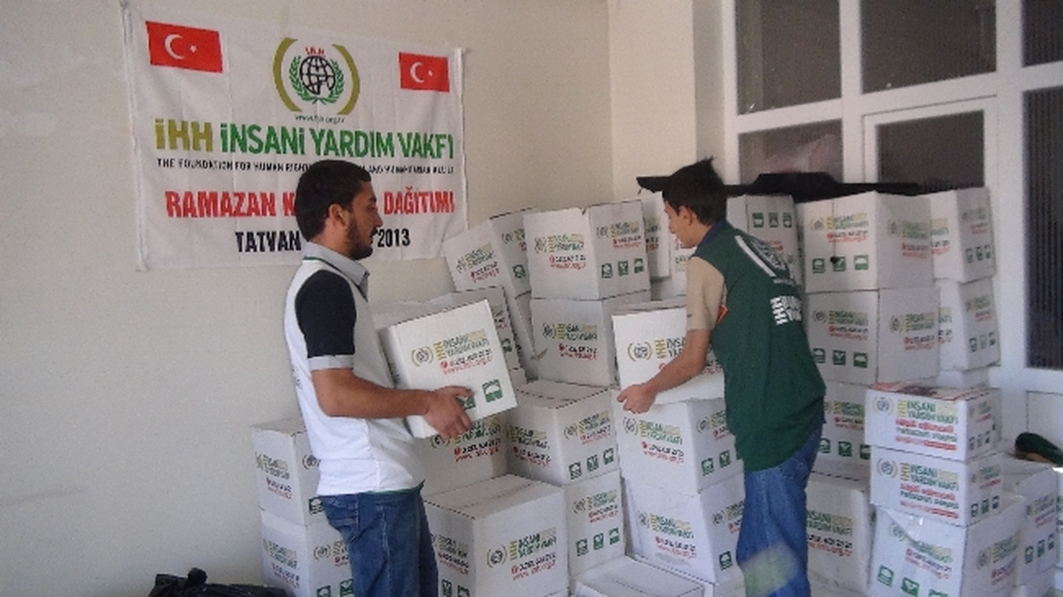 İHH ve Tatvan İnsan-Der Kumanya Dağıttı