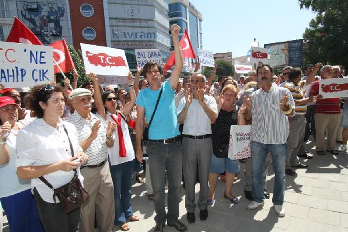İzmir\'de Banka Şubesine T.c. Protestosu