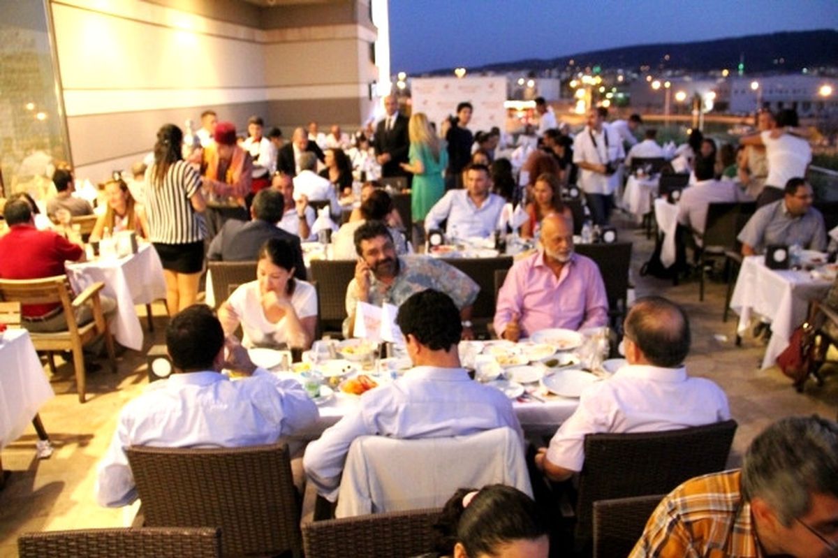 İzmir\'de Optimum Outlet İftar Yemeği Verdi