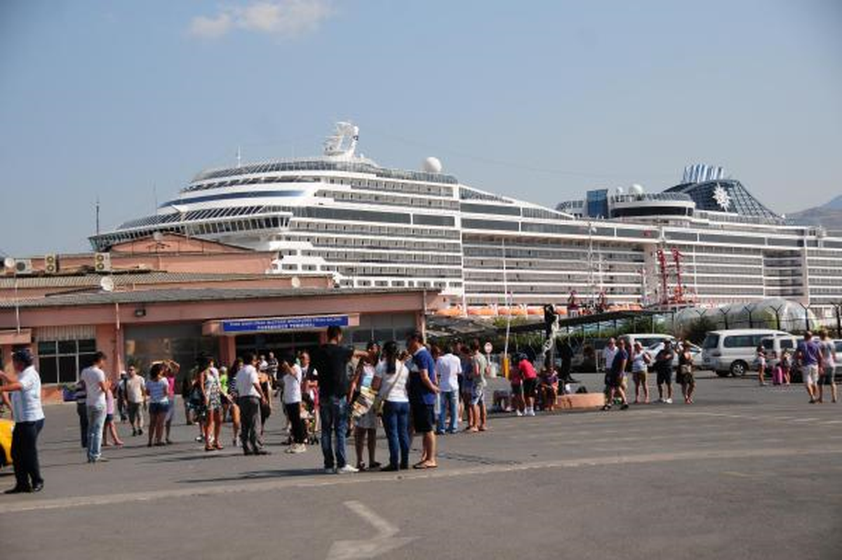 İzmir\'e Denizden Turist Çıkarması
