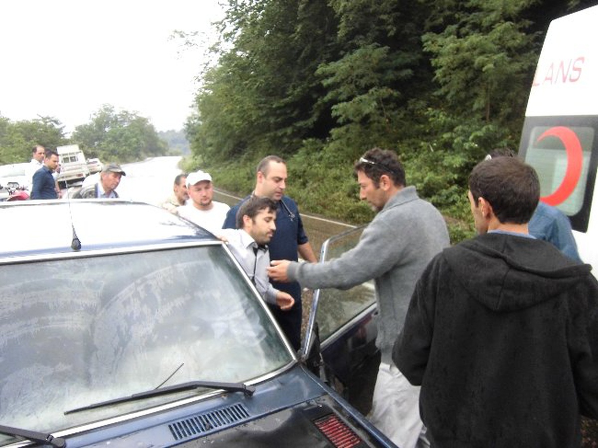 Karşı Yöne Geçen Araç Motosiklete Çarptı: 1 Yaralı