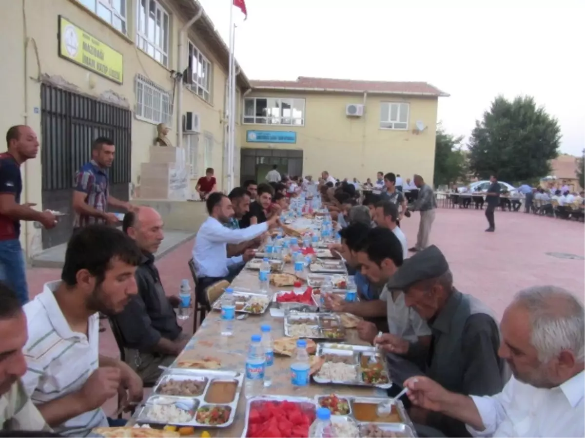 Kaymakam'dan Esnaf ve Vatandaşlara İftar Yemeği