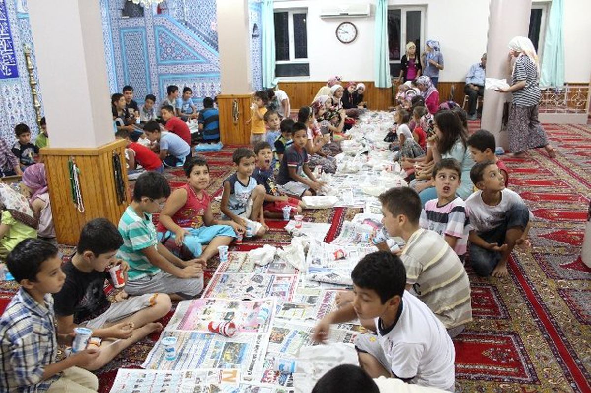 Köy İmamından Çocuklara İftar
