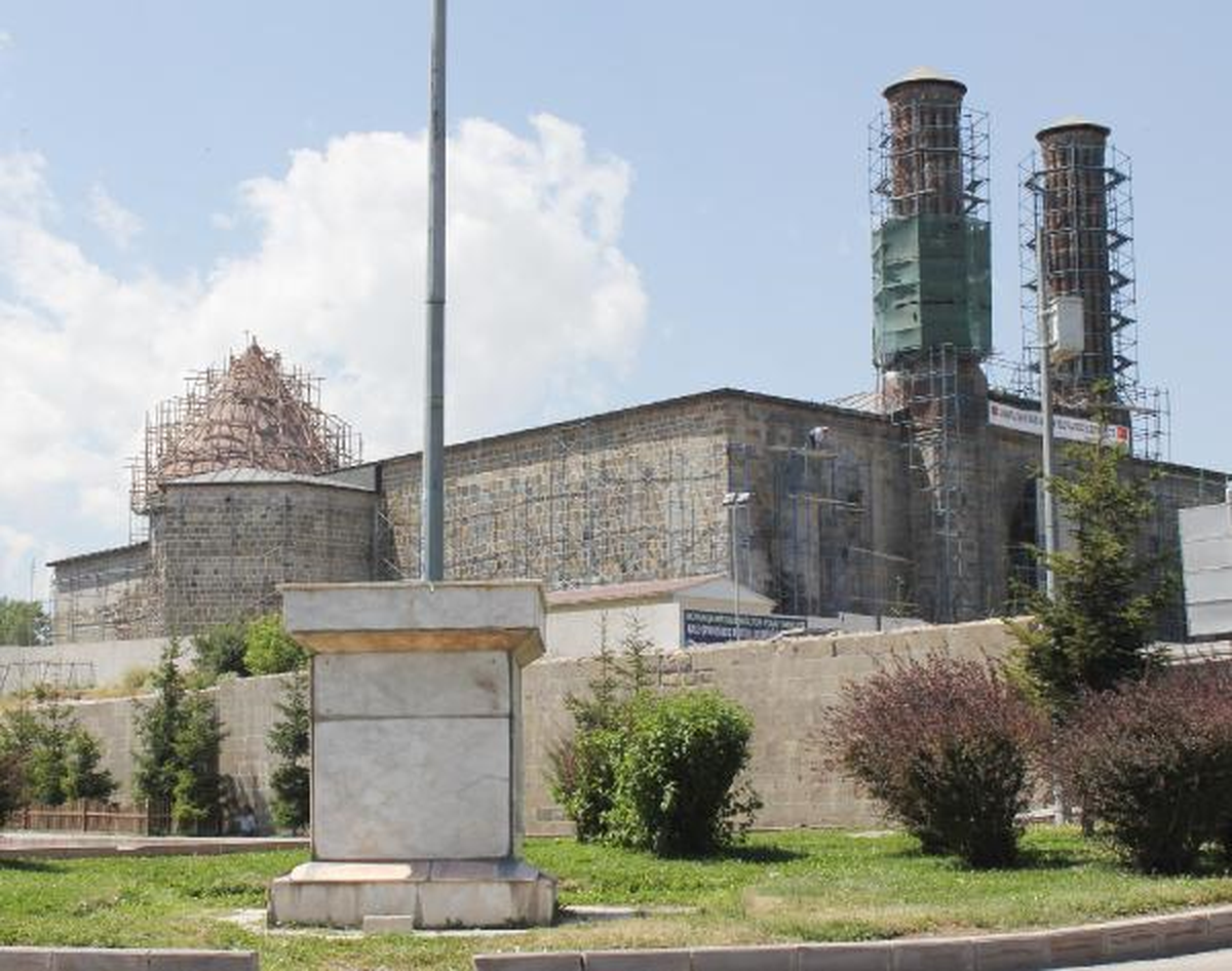 Nene Hatun Heykeli Düzenleme İçin Kaldırıldı