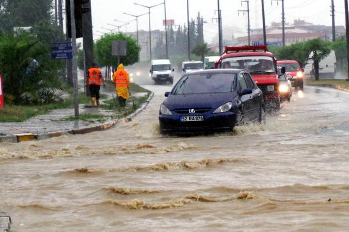 Ordu\'da Yollar Dere Oldu, İşyerlerini Su Bastı