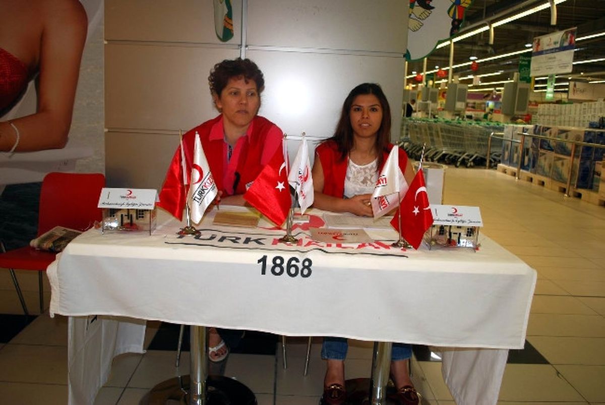 Salihli Kızılay Yardım Standı Açtı