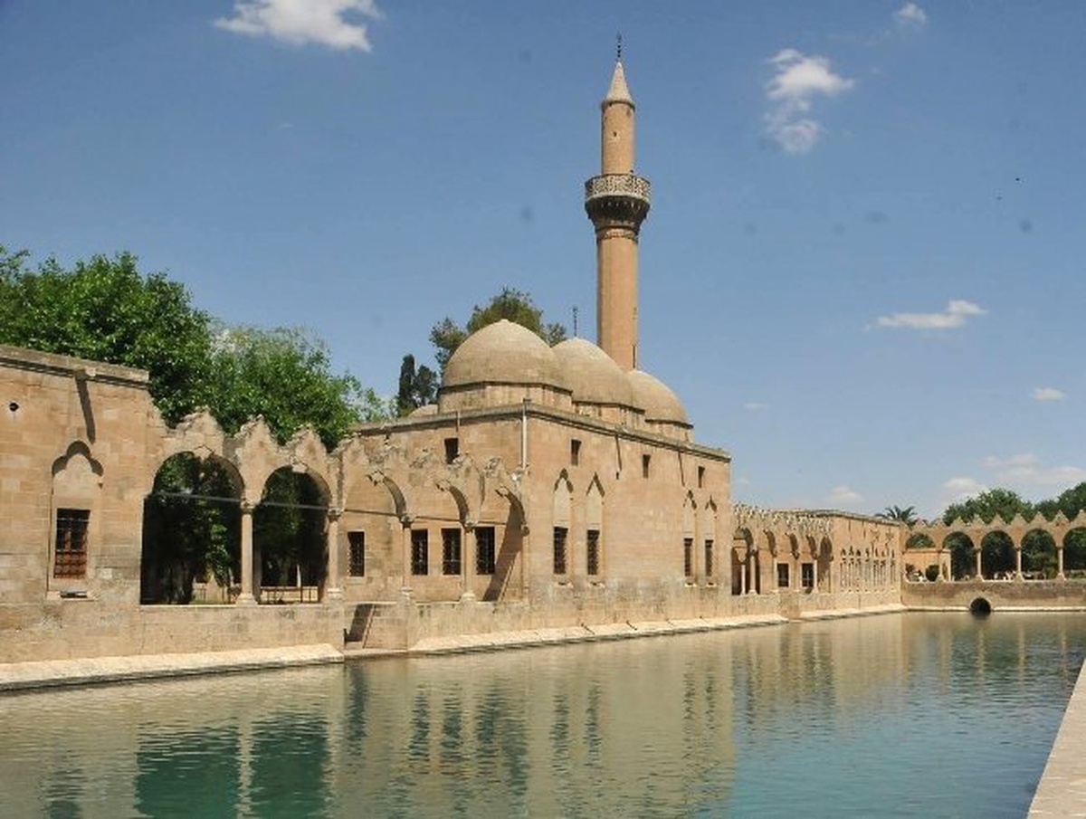 Şanlıurfalılar Ağaç Gölgelerinde Serinlemeye Çalışıyor