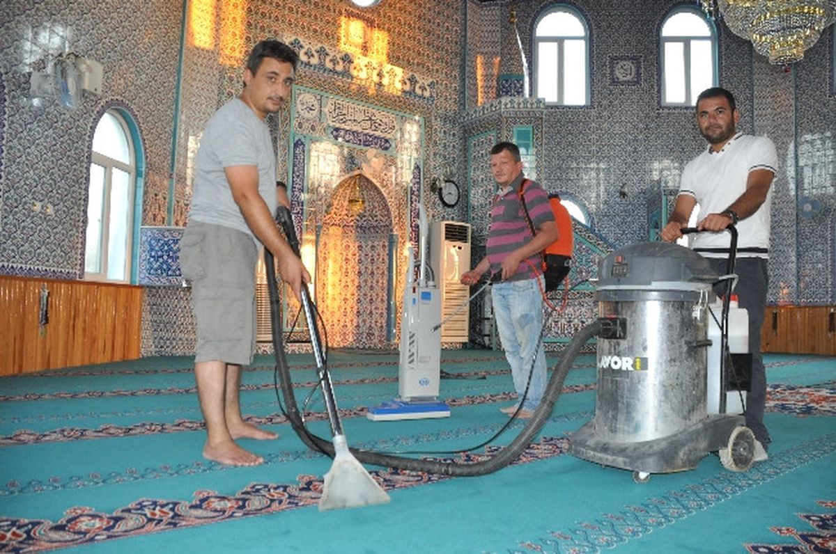 Torbalı Belediyesi Camileri Temizliyor