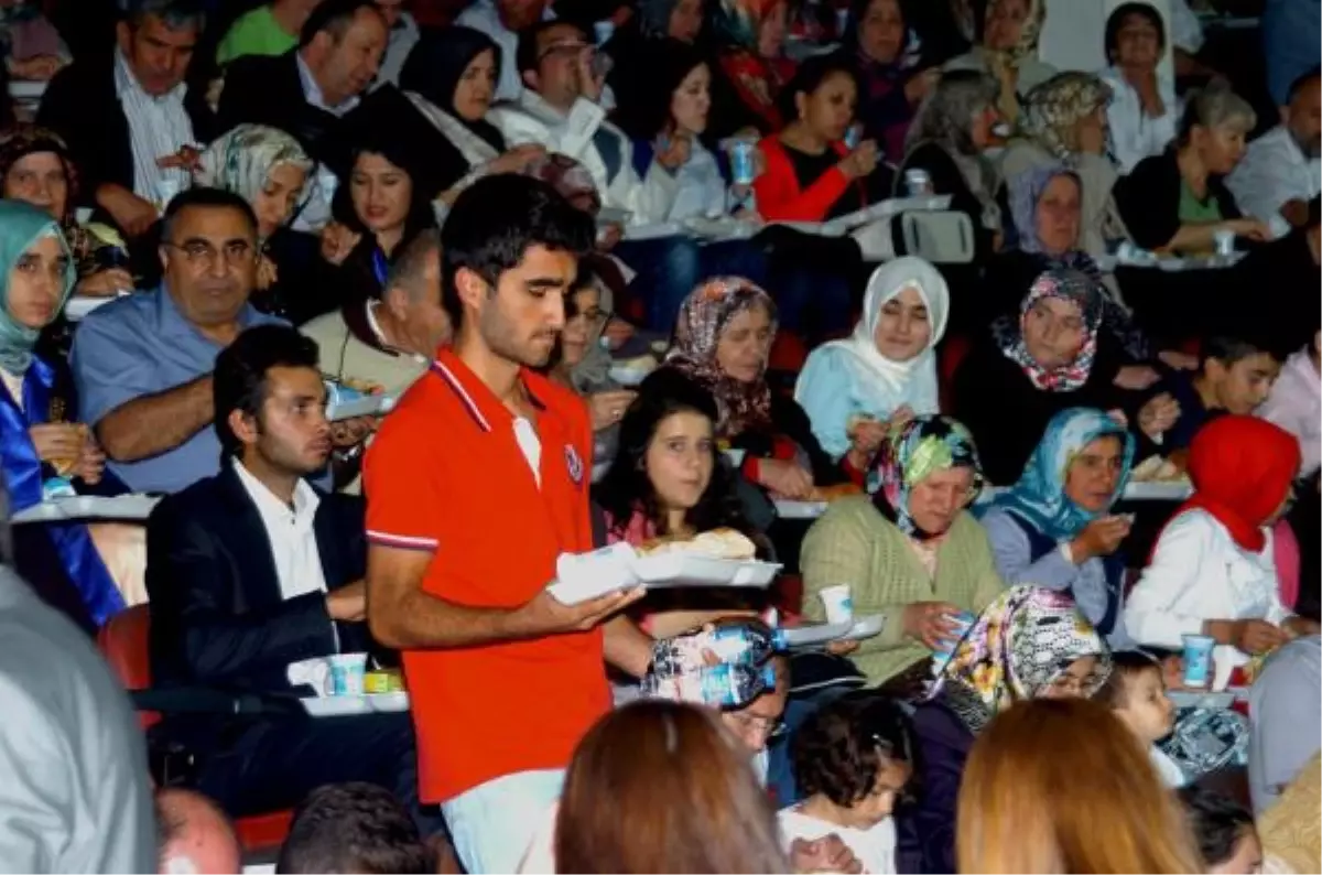 Tribünlerde İftar Yaptılar