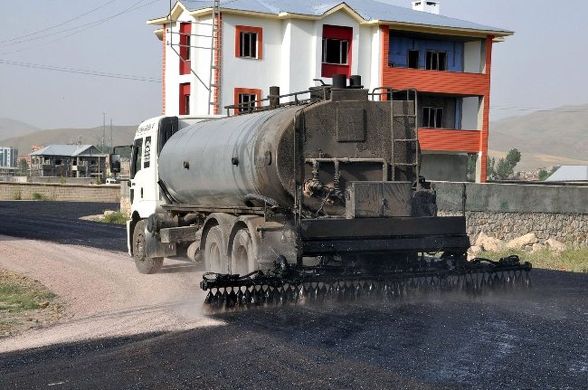 Yüksekova\'da Yol Asfaltlama Çalışmaları