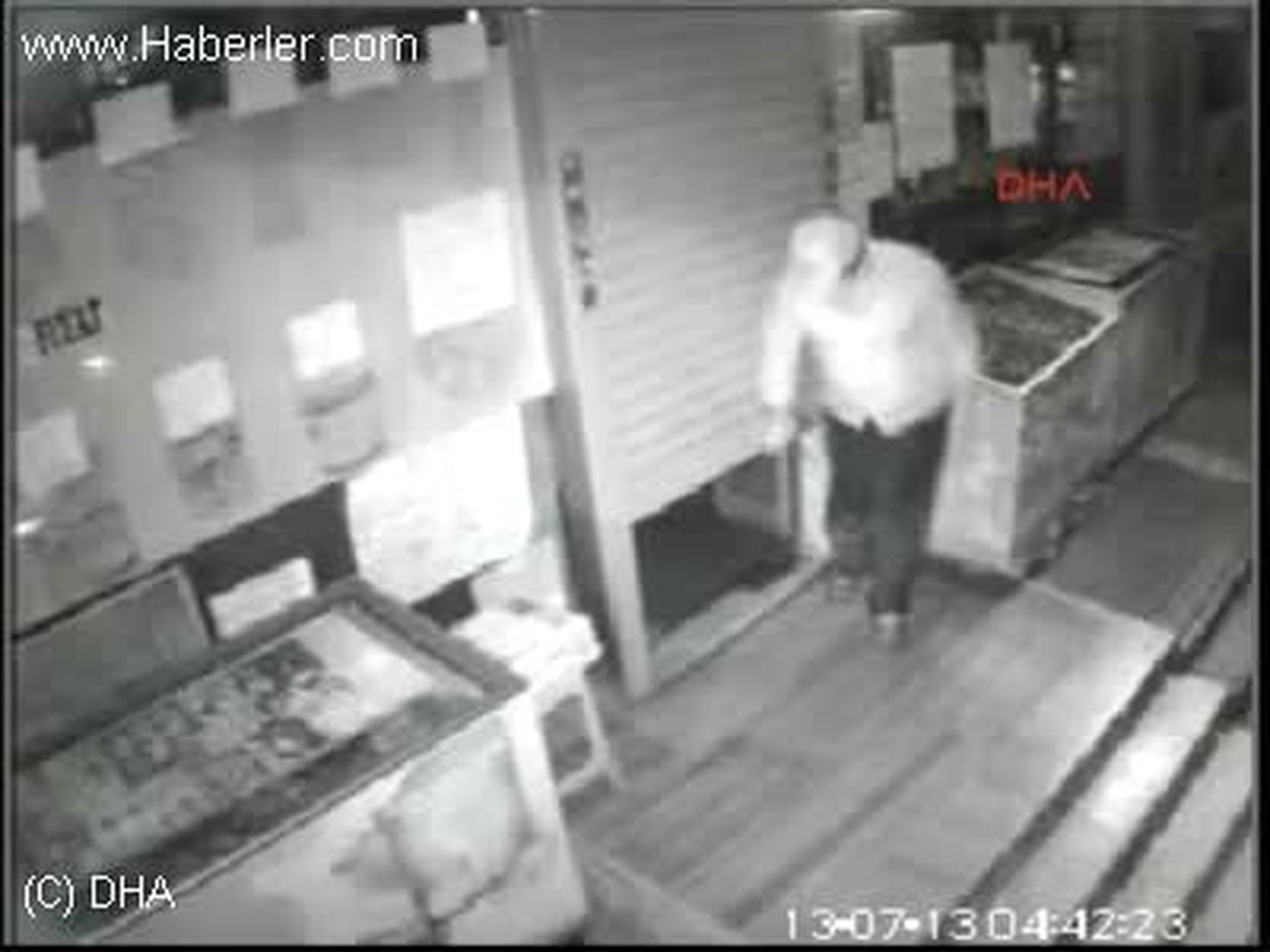1hırsızlar Polisin Farkına Varınca Kaçtılar, 7 Dakika Sonra Tekrar Geldiler