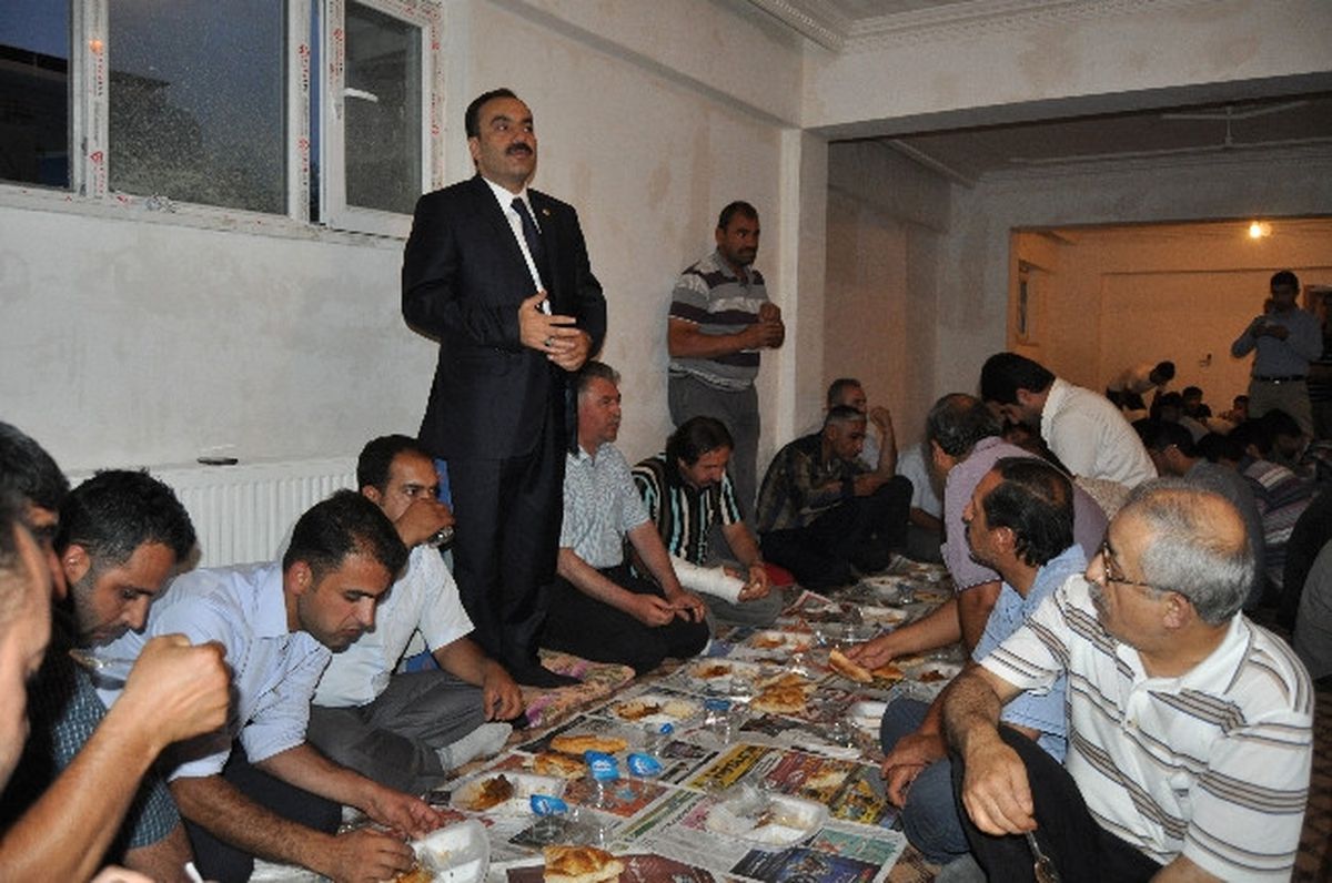 AK Parti İftar Yemeği Vermeye Devam Ediyor