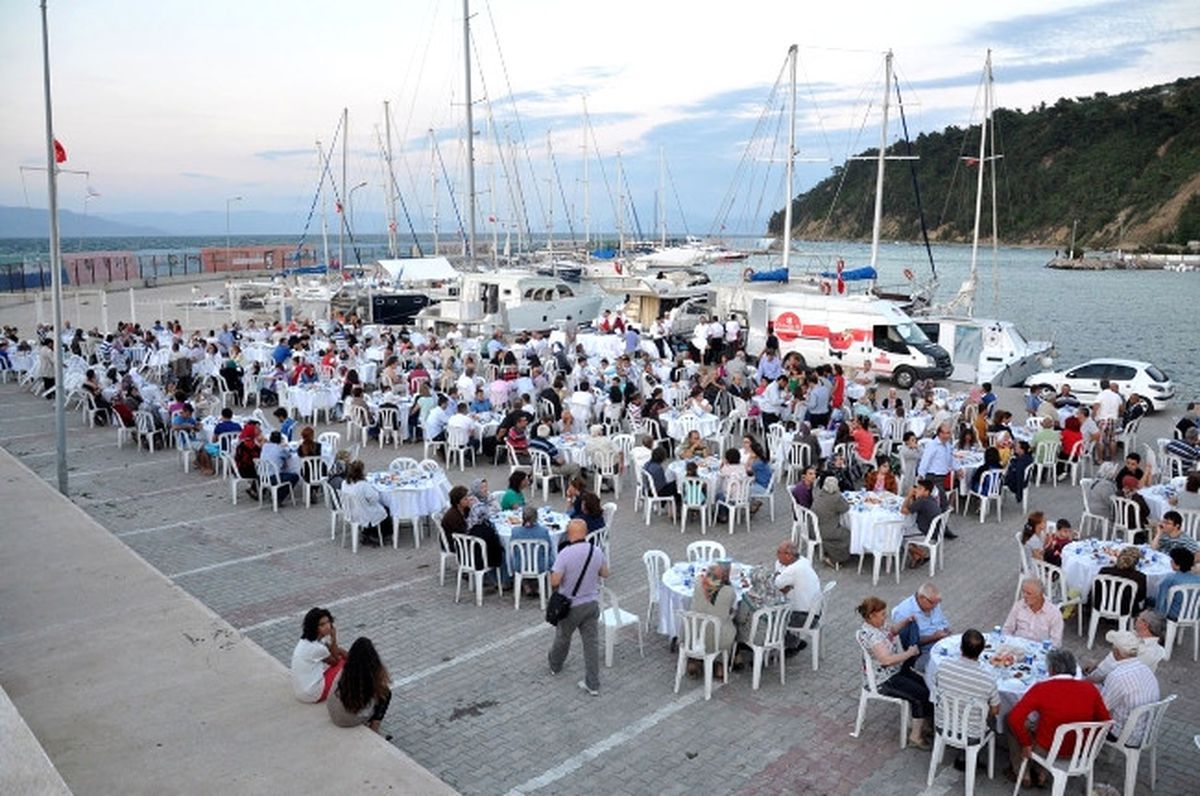 AK Parti Mudanya\'dan Tirilye\'de Kalabalık İftar Yemeği