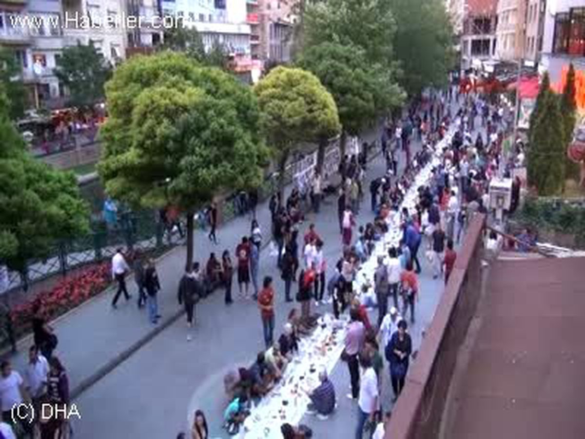 Ali İsmail İçin Bin Kişilik Yer İftar Sofrası