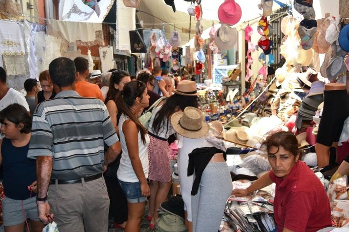 Ayvalık\'ta Perşembe Pazarından Geçilemiyor