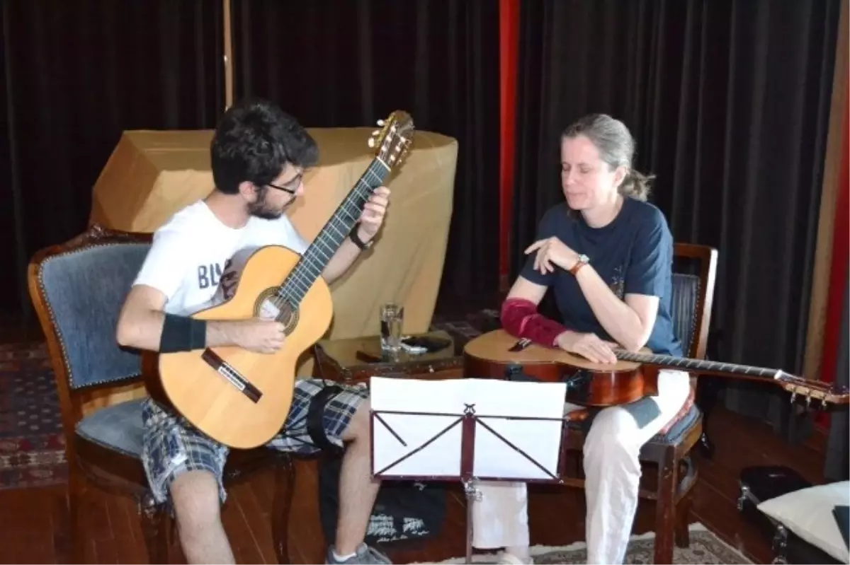 Ayvalık\'ta Ünlü Sanatçıdan Gitar Kursu