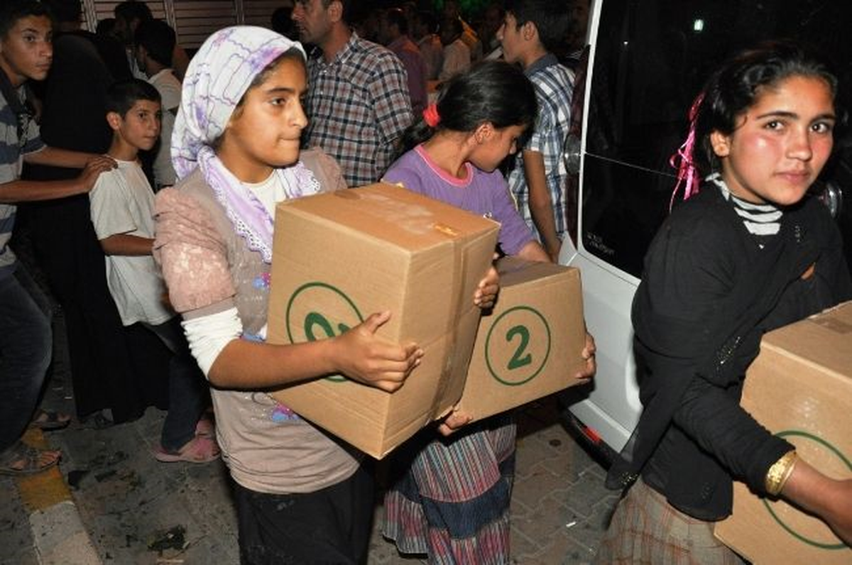 Bakan Çağlayan\'ın Gönderdiği Yardım Paketleri Dağıtılıyor