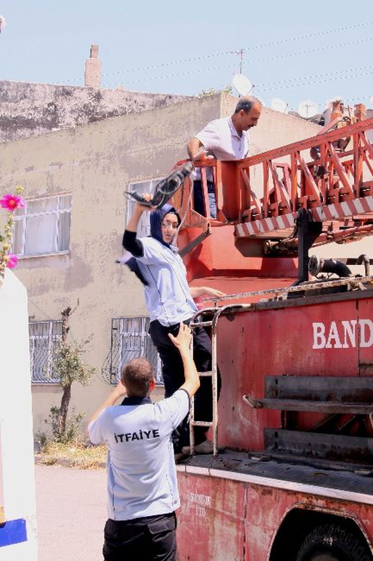Bayan İtfaiyeci Dikkatleri Üstüne Çekiyor