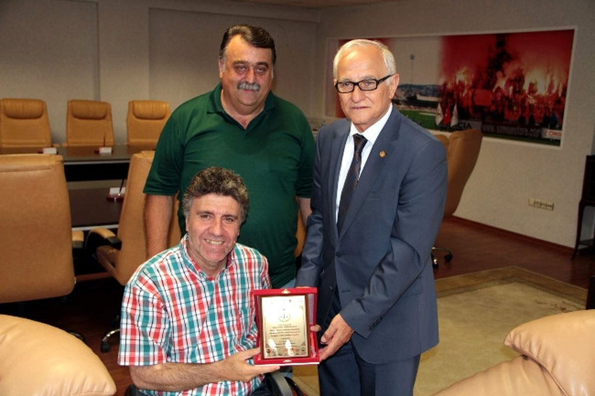 Baro\'dan Samsunspor\'a Plaket