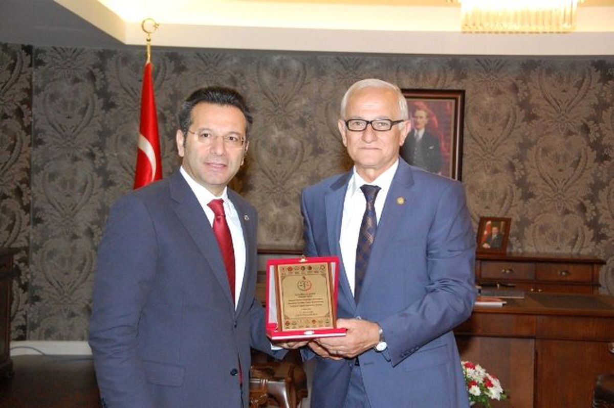 Baro\'dan Vali Aksoy\'a Plaket