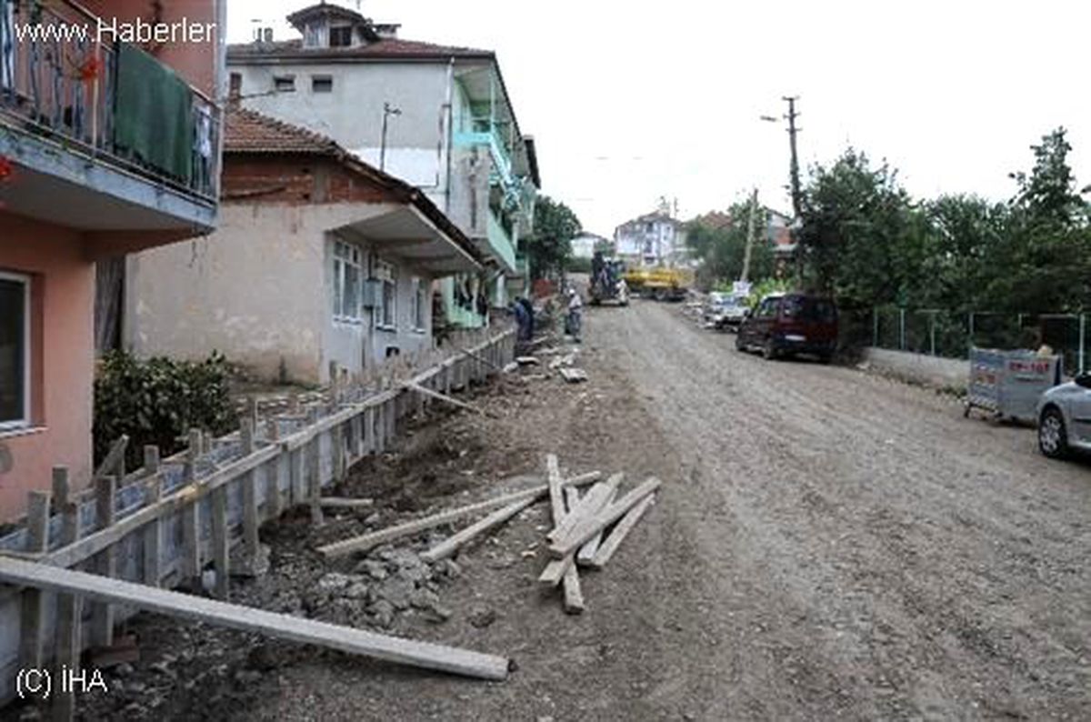 Başiskele\'de Yol Açma ve Kaldırım Çalışmaları Devam Ediyor