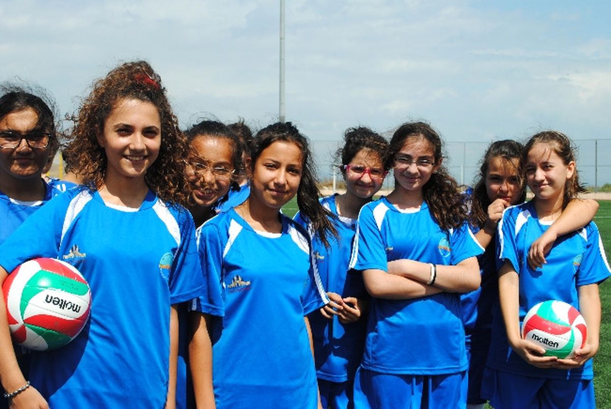 Başkan Akgün Sertifika Verdiği Öğrencilerle Tenis ve Voleybol Oynadı