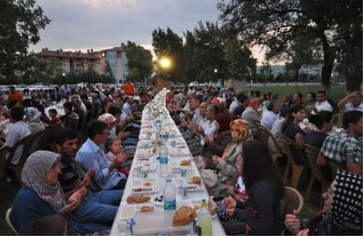 Başkan Göksel, Belediye Personeli İle Birlikte İftar Yaptı