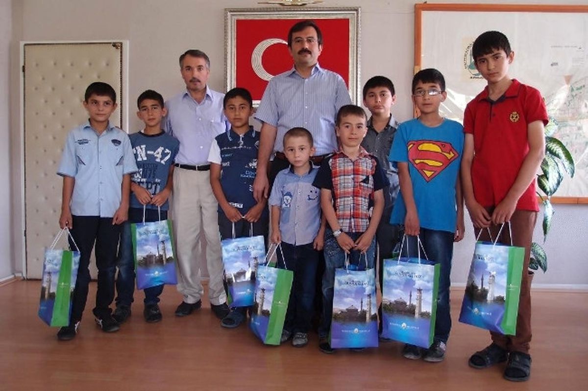 Başkan Uzunkaya\'dan Kuran Kursu Öğrencilerine Hediye