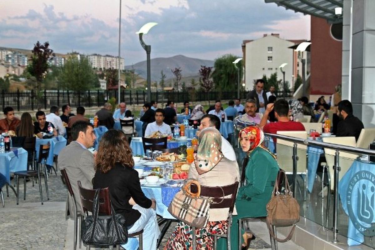 Bayburt Üniversitesi Personeli İftarda Bir Araya Geldi