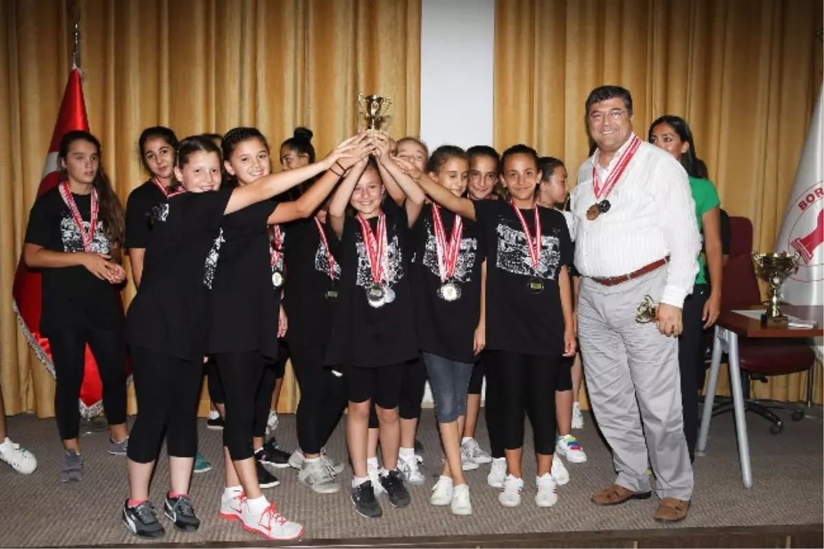 Bornova Belediyesi Sporcu Ordusuyla Gururlu