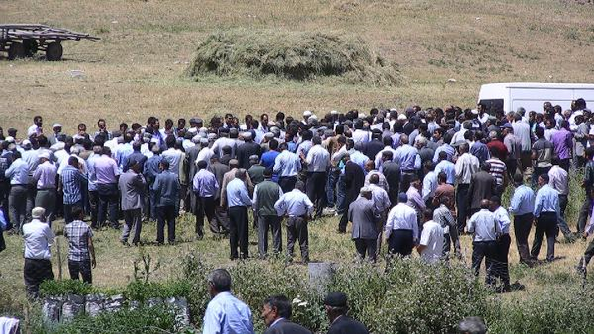 Bulanık\'ta Ot Çatışmasının 7 Kurbanı Toprağa Veriliyor (2)