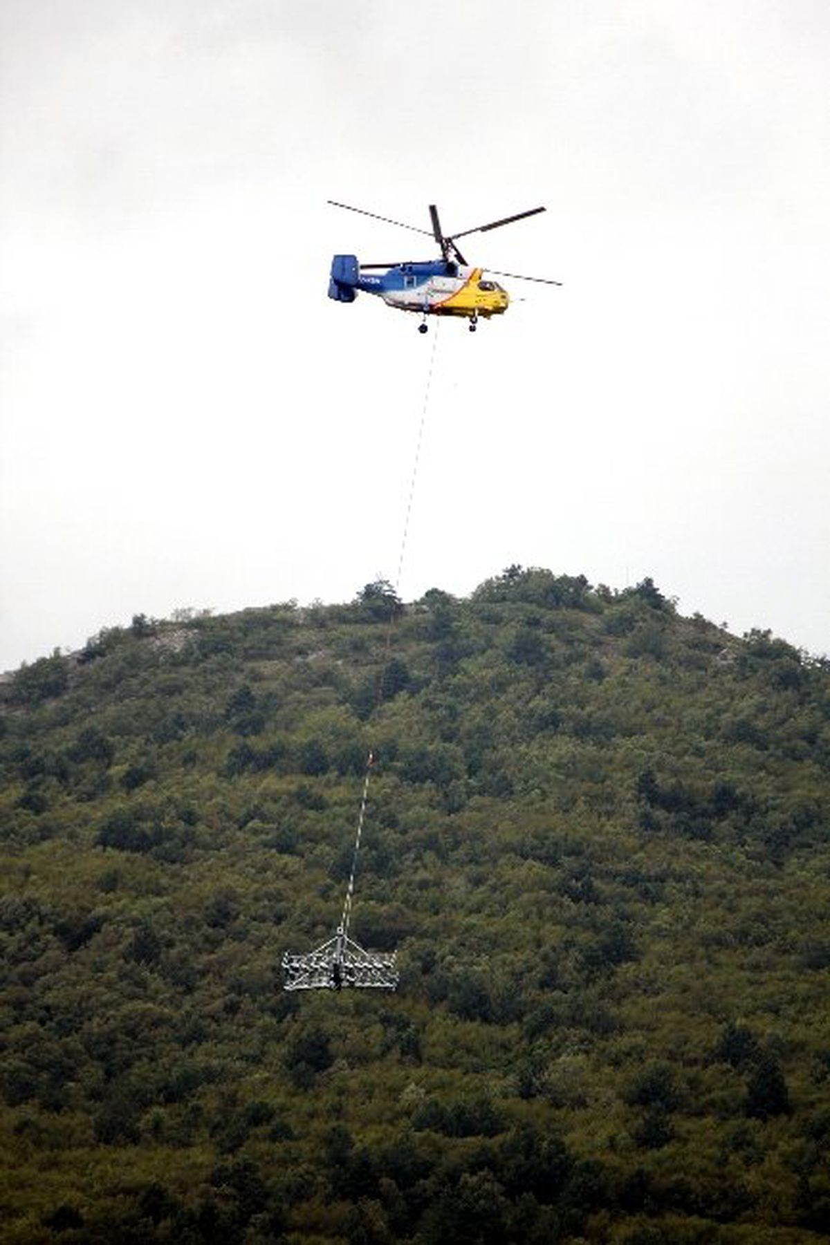 Bursa\'nın Yeni Teleferiği\'nin Direkleri Helikopterle Dikildi