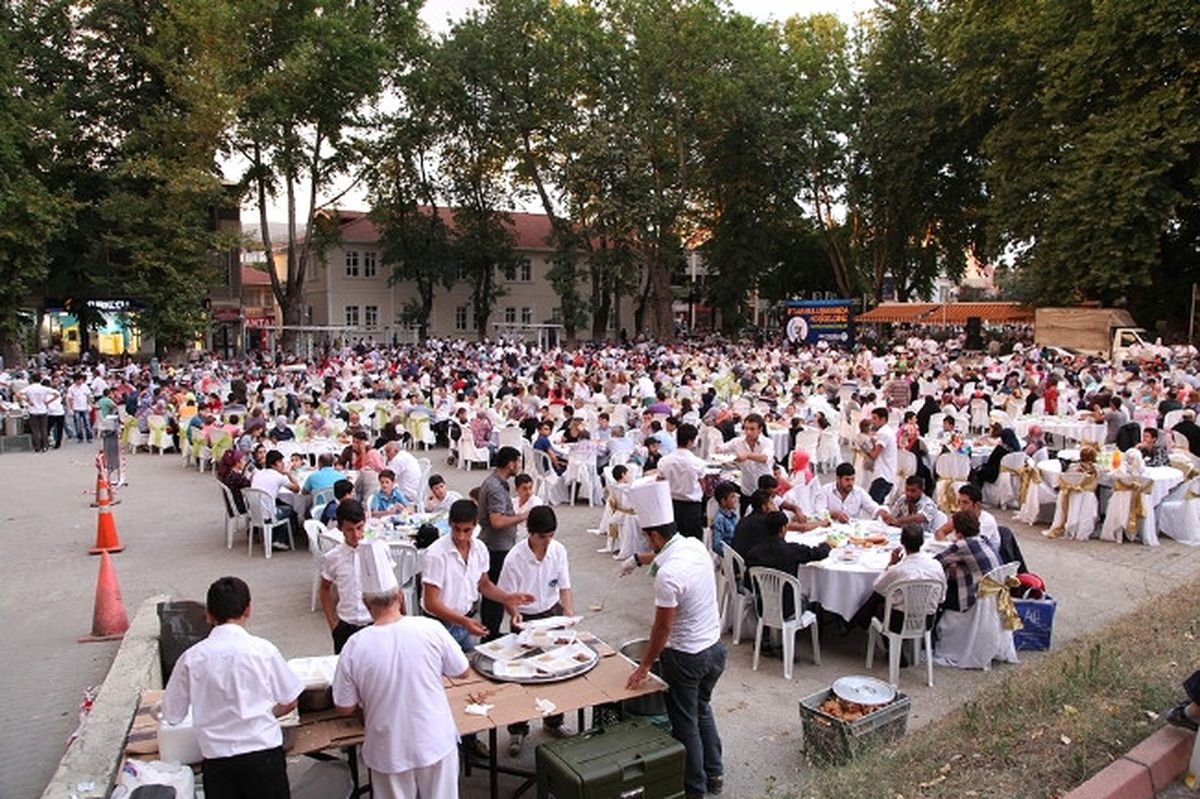 Büyükşehir Belediyesi Hendek\'te Halk İftarı Verdi