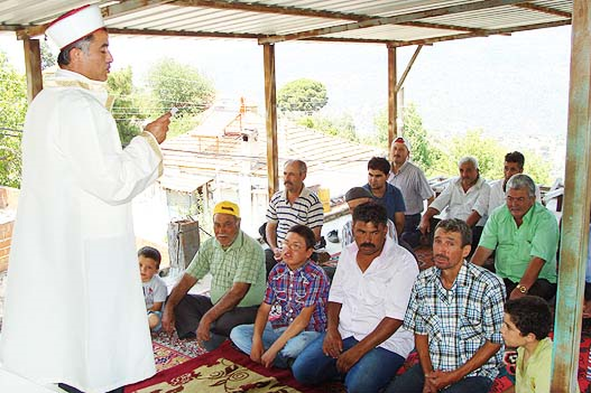 Camisi Kapalı Köyde, Namazlar Çatılarda Kılınıyor