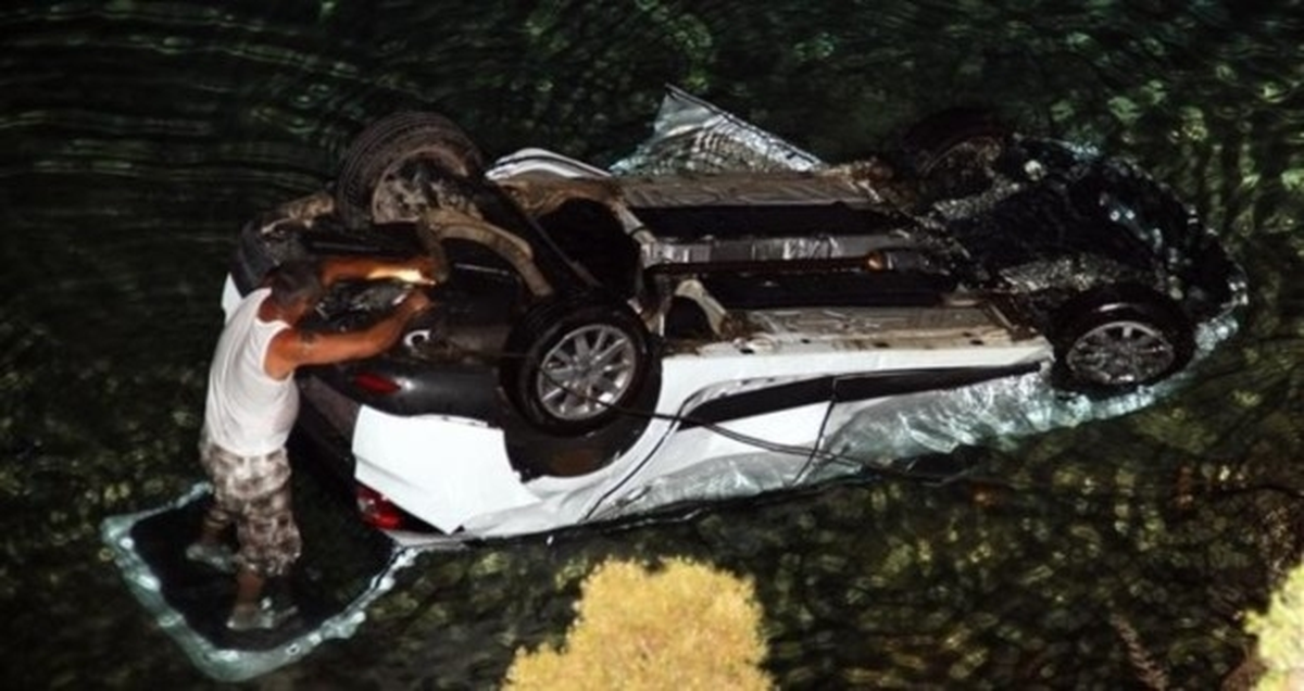 Denize Düşen Otomobilden Yüzerek Karaya Çıktı