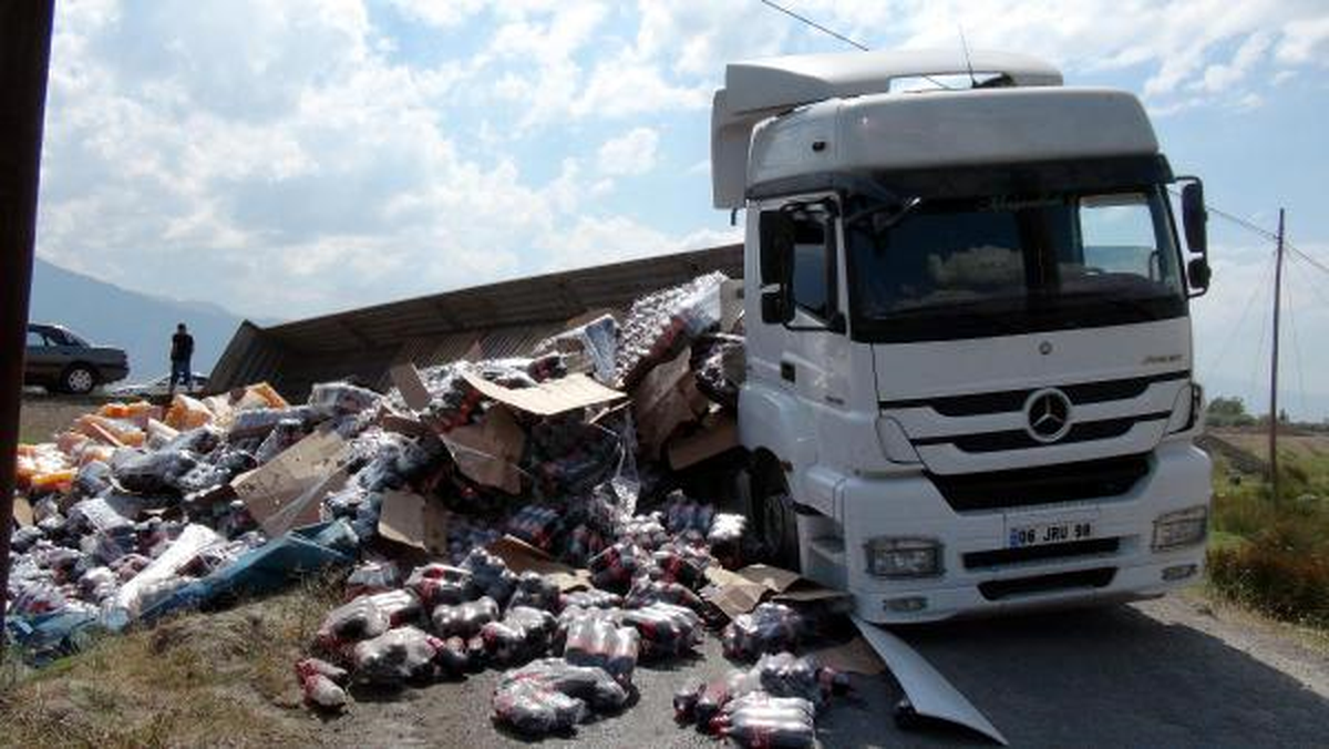 Erzincan\'da İçecek Yüklü Tır Şarampole Devrildi
