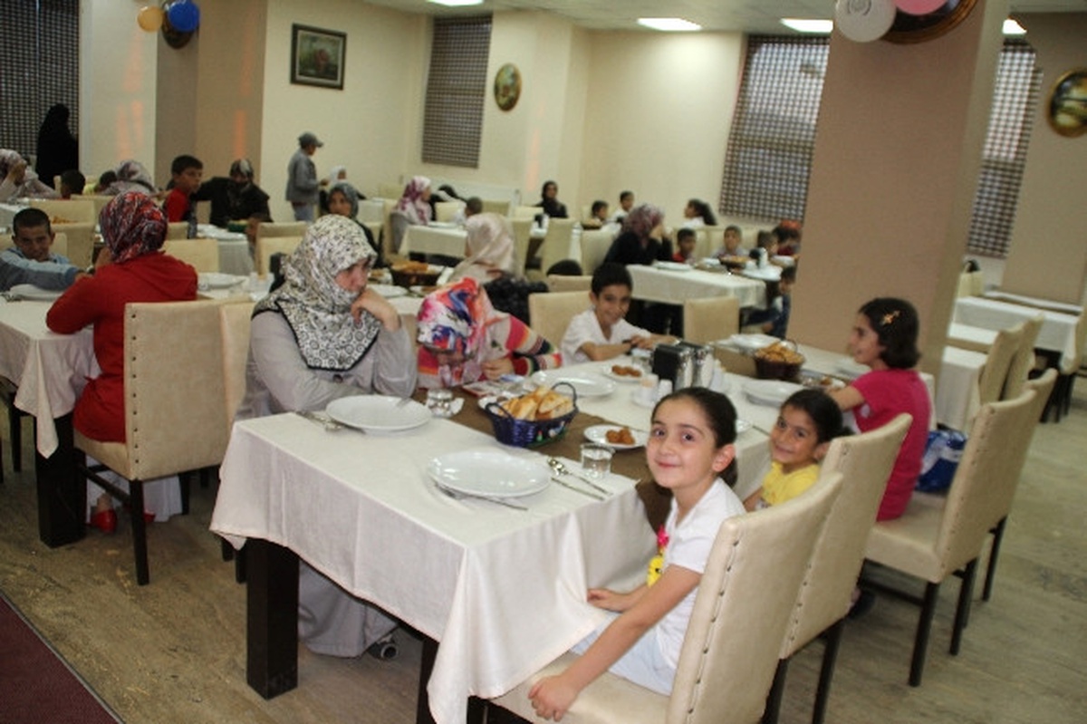 Erzurum\'da İnsani Yardım Vakfından Yetimlere İftar Yemeği
