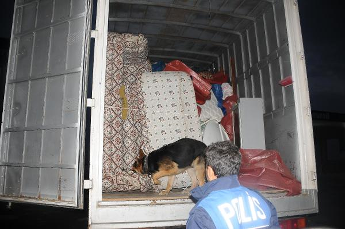 Ev Eşyası Yüklü Kamyonda 40 Kilo Esrar Ele Geçirildi