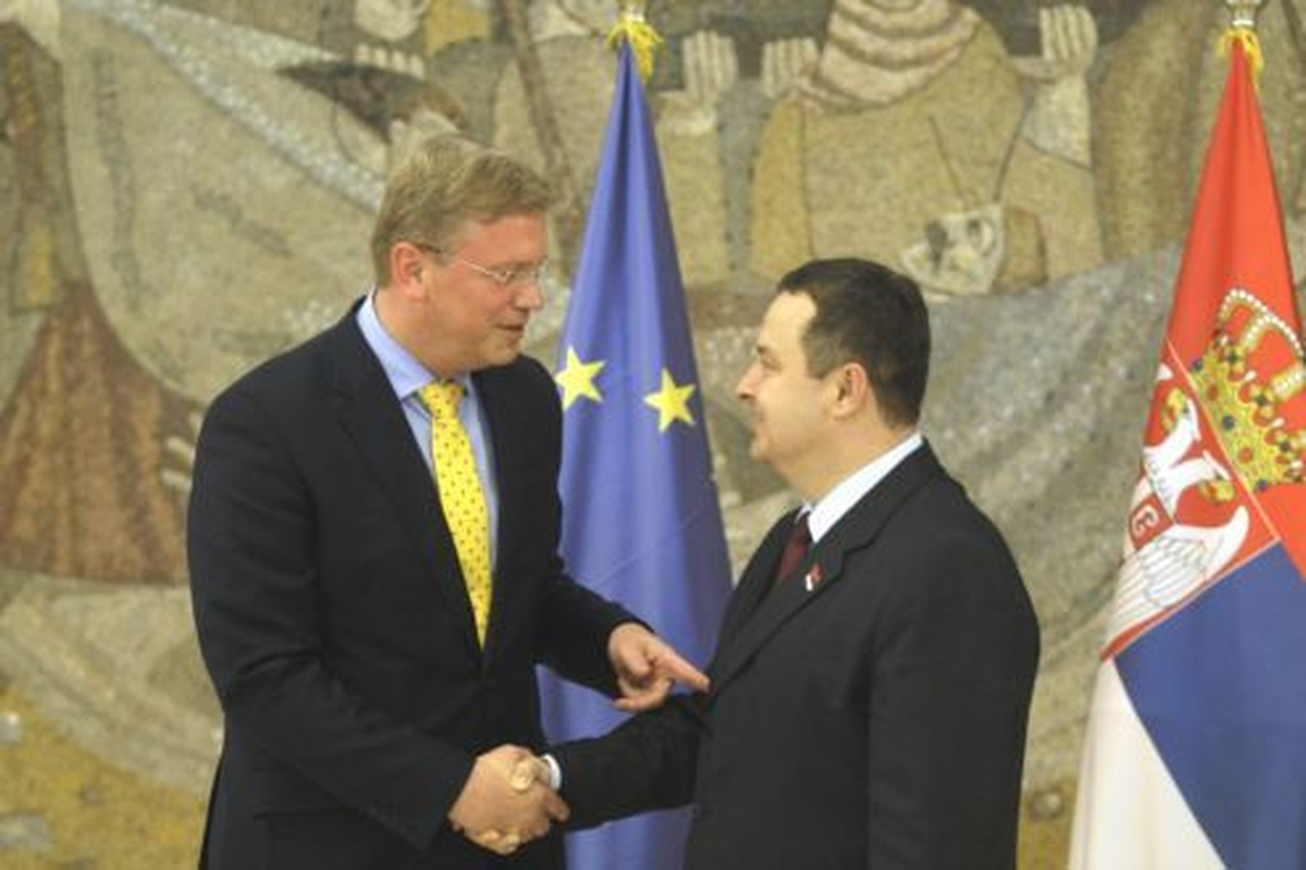 Füle, Sırbıstan Başbakanı Dacic ile Bir Araya Geldi