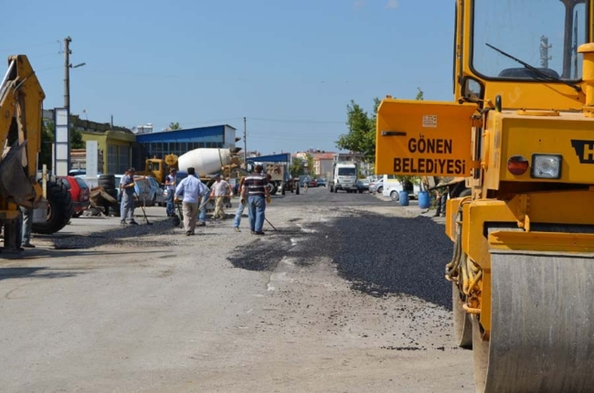 Gönen\'de Sanayi Sitesi Asfaltlanıyor