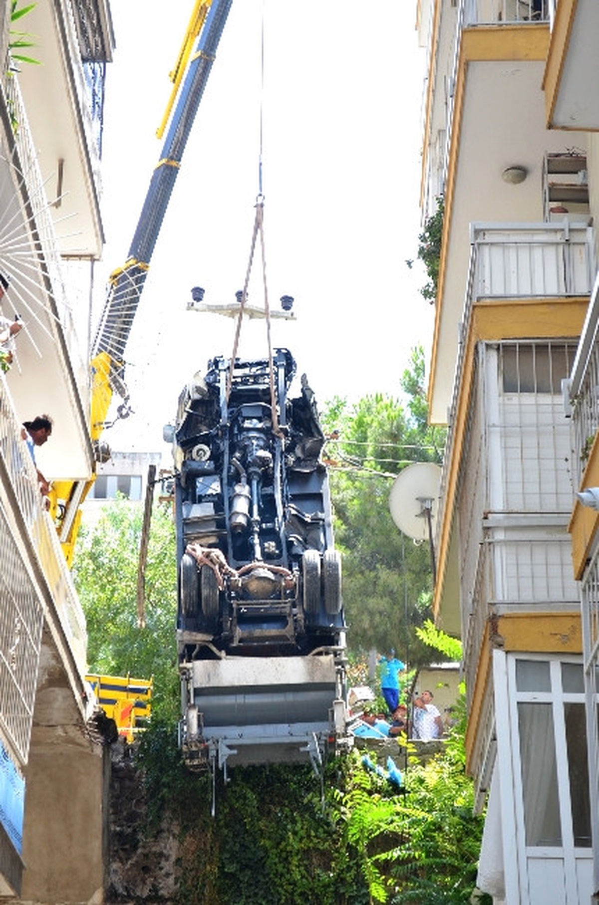 İki Bina Arasına Düşen Kamyon Vinçle Çıkarıldı