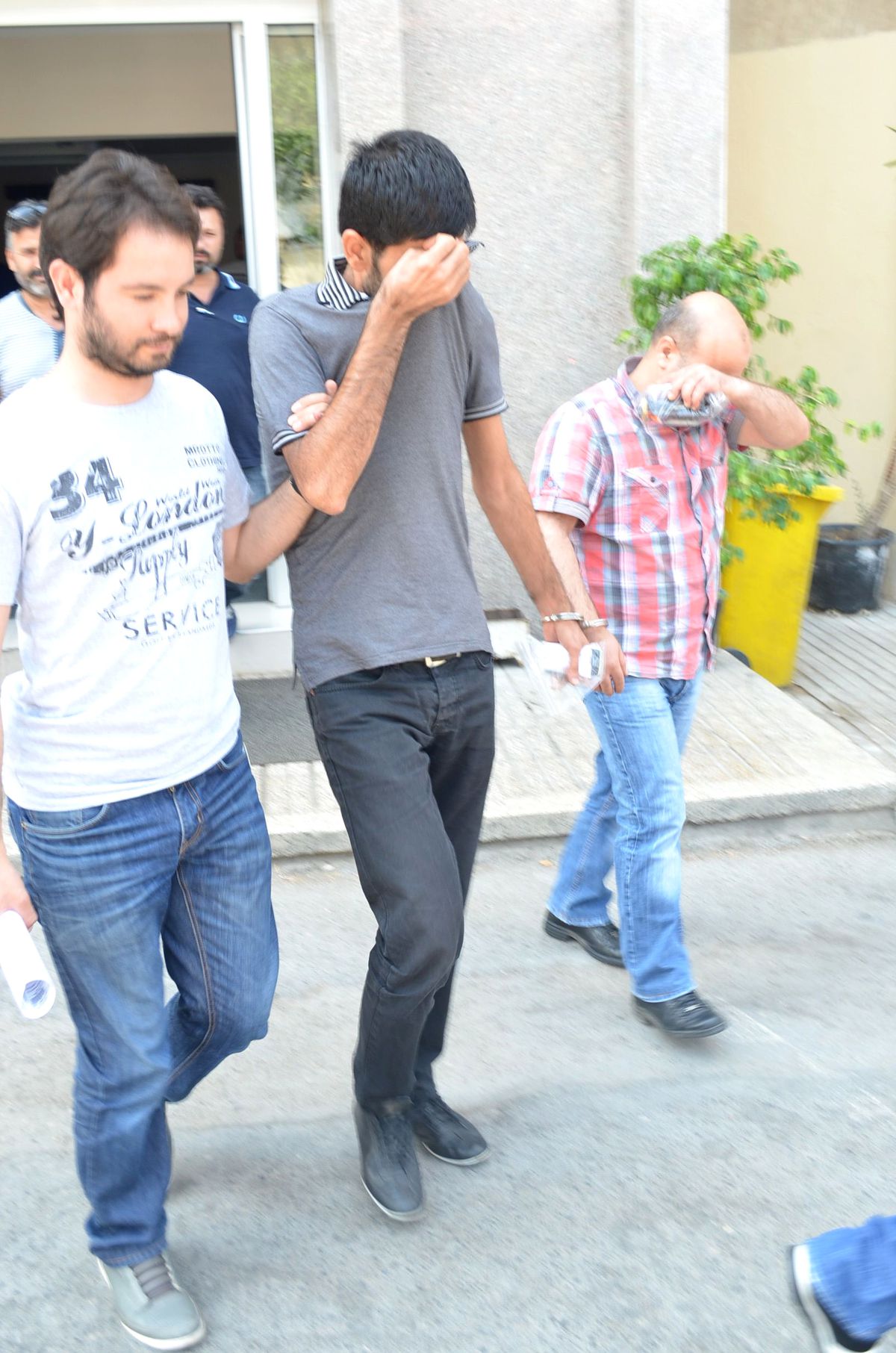 İzmir\'de İş Yerinde Çok Sayıda Çalıntı Eşya Ele Geçiridi