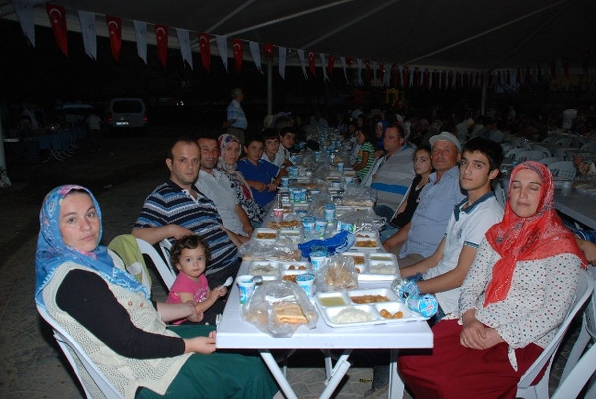 İzmit\'te Mahalle İftarları Devam Ediyor